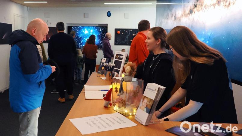Die Sternstundenaktion im Planetarium und auf der Sternwarte in Ursensollen brachte insgesamt 700 Euro ein. Bei der „Sternstunden-Gala“, die am Freitag, 13. Dezember, im BR-Fernsehen gezeigt wird, sind in einem Beitrag Eindrücke davon zu sehen. Bild: Georg Birner