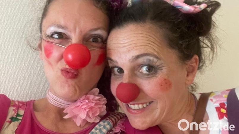 Judith Gleixner (links) und Julia Jakuttis verbreiten als Clowninnen gute Laune in Kliniken und Altenheimen. Bild: hka