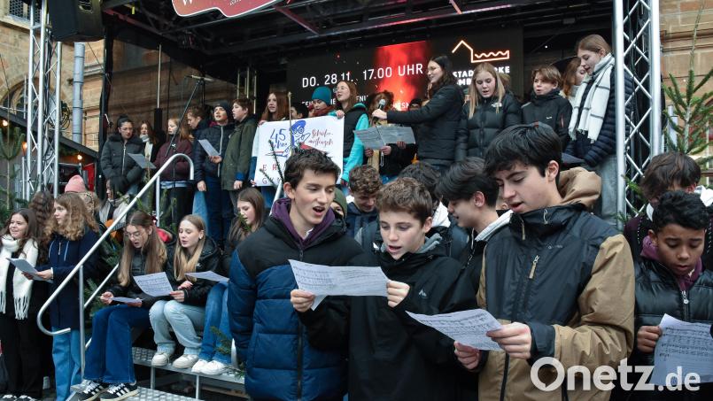 2025 feiert Amberg 60 Jahre Städtepartnerschaft mit Périgueux. Seit 45 Jahren gibt es den Schüleraustausch mit dem Collège Clos Chassaing am Erasmus-Gymnasium. Heuer sangen die Jugendlichen gemeinsam auf dem Weihnachtsmarkt in Amberg. Bild: Stephan Huber