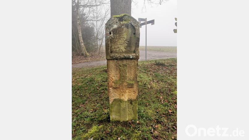 Die Stele oben an der Dreifaltigkeit in Kohlberg sieht schon mehr als mitgenommen aus. Der Denkmalschutz scheint an einer Restaurierung nicht interessiert zu sein. Der Marktgemeinderat schon. Bild: Bürgermeister Gerhard List/exb