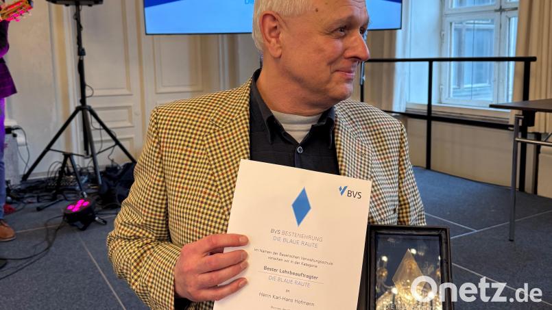 Als bester Lehrbeauftragter bei der Bayerischen Verwaltungsschule in München ist Karl-Hans Hofmann aus Waldsassen ausgezeichnet worden. Dafür gab es die &quot;Blaue Raute&quot;. Bild: Bernd Sommer/exb