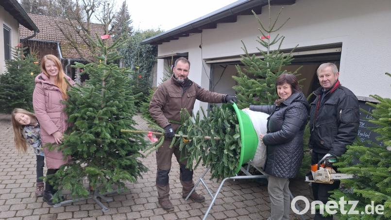 Beim Christbaumverkauf packt die ganze Familie mit an. Katharina und Markus Saller ( links mit Tochter Eva) haben das Saisongeschäft von Monika und Hans Butz übernommen und kümmern sich darum, neue Modetrends schon beim Anbau der Bäume zu berücksichtigen. Bild: bl