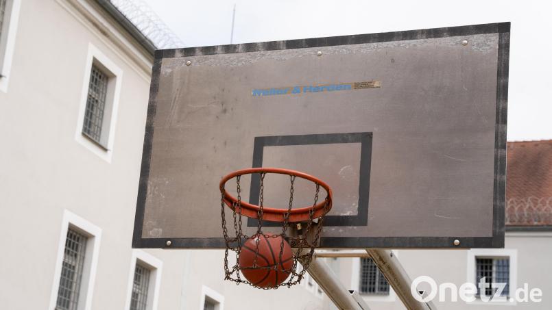 Ein Basketball-Korb in der Justizvollzugsanstalt Amberg. Für viele Inhaftierte genau der Ausgleich zum Gefängnis-Alltag, den sie brauchen. Bild: Dominik Hopperdietzel