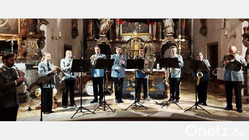 Das Bläserensemble des Heeresmusikkorps aus Veitshöchheim gibt bei seiner vorweihnachtlichen Tournee auch in der Stadtpfarrkirche ein sehr gut besuchtes Konzert. Bild: lg