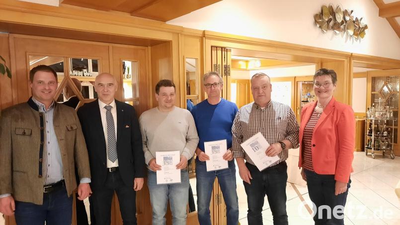 Zur Mitarbeiterehrung beim Bauunternehmen Gnan &amp; Köper versammelt sind (von links) Tobias Falk, Kreishandwerksmeister Dietmar Lenk, Günter Koch, Manfred Weiß, Thomas Wilfer und Sabine Falk. Bild: Martha Falk/exb
