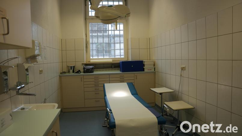 Die medizinischen Räume in der JVA in Amberg ähneln den Räumen einer hausärztlichen Praxis. Bild: srm
