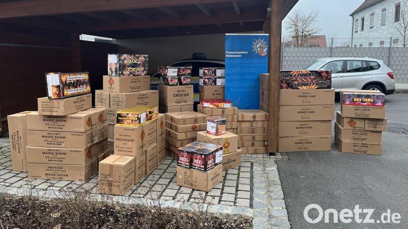 Grenzpolizisten stoppten zwei Männer aus dem Landkreis Coburg. Sie hatten 1,5 Tonnen verbotener Pyrotechnik aus Tschechien im Fahrzeug. Bild: Polizei Oberpfalz