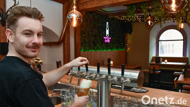 Tim Biersack (26) ist der Wirt in der Kneipe und Bar „Herzog“ am Luitpoldplatz 23. Auf die nagelneue Schankanlage ist er besonders stolz. Bild: Petra Hartl