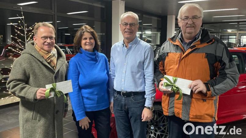 Statt Weihnachtsgeschenken an Kunden und Geschäftspartner spendete das Autohaus Grieb in Vohenstrauß je 31500 Euro an die Kita Don Bosco und die Kinderkrebshilfe Oberpfalz Nord. Bild: Autohaus Grieb/exb