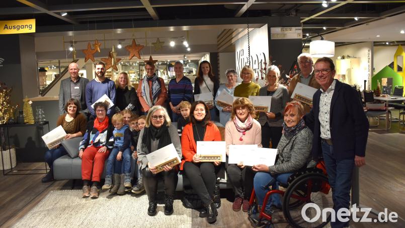 Bei einer kleinen Feier im Möbelhaus Gleißner übergaben Seniorchefin Liselotte Kulzer (sitzend, Zweite von links), Geschäftsführer Jörg Kulzer (stehend, links) und Prokurist Wolfgang Horn (rechts) Spenden an 14 Vereine und Institutionen. Bild: ubb