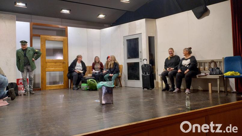 Noch wirkt das Bühnenbild, das einmal den Wartesaal eines Bahnhofs darstellen soll, unfertig. Doch bei der Theatergruppe Brand darf sich alles im Laufe der Proben entwickeln, auch das Bühnenbild. Und gerade das macht es spannend. Bild: ld