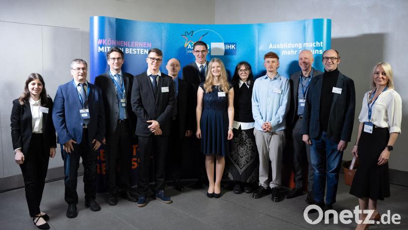 Unter den sechs Azubis aus der Oberpfalz, die zur Auszeichnung der bundesbesten Azubis mit Vertretern ihrer Ausbildungsbetriebe sowie Ralf Kohl, IHK-Bereichsleiter Berufliche Ausbildung (Dritte von links) und IHK-Ausbildungsberaterin Lisa-Marie Schäfer (rechts) nach Berlin gereist waren, war auch Anja Stark (Siebte von links) von Witron in Parkstein. Bild: DIHK/Schicke/Plambeck; exb