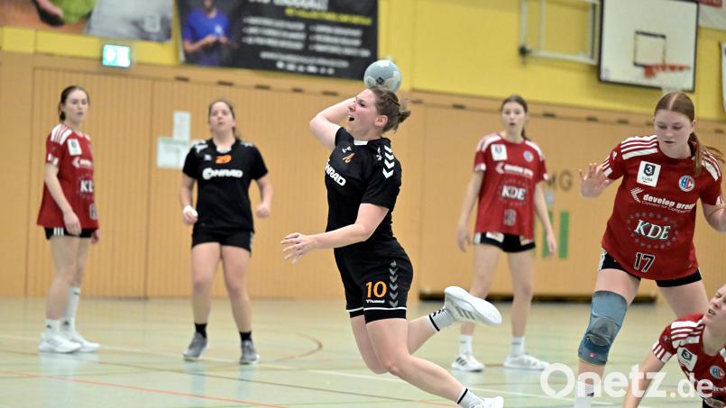 Tina Lösch (am Ball) und die Handballerinnen der HG Amberg empfangen am Samstag den HC Forchheim. Archivbild: Hubert Ziegler