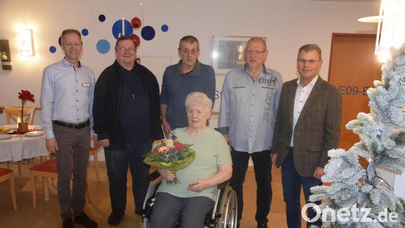 Einrichtungsleiter Christian Reuter, Pfarrer Hubert Bartel, die Söhne Gerhard und Markus sowie Bürgermeister Karlheinz Budnik (von links) feiern mit Christine Kraus deren 90. Geburtstag. Bild: fz