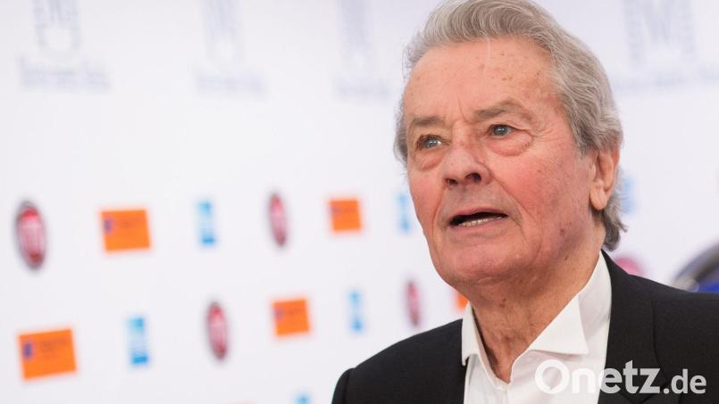 Alain Delon, der im August 2024 verstarb, hat einige Jahre seiner Kindheit in Weidens Partnerstadt Issy-les-Moulineaux verbracht. Bild: Daniel Reinhardt/dpa