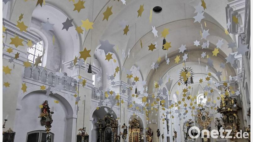 Ein beeindruckender Sternenhimmel erwartete die Kirchenbesucher in der Adventzeit. Bild: Karl Ziegler