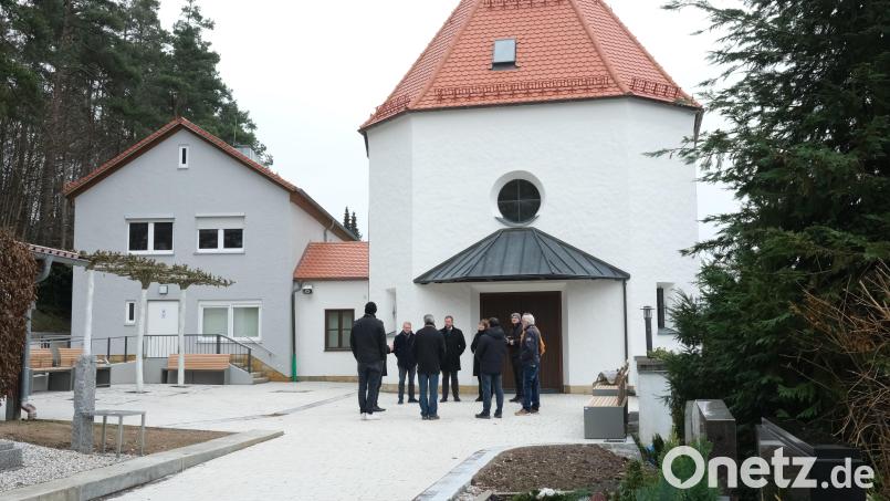 Die Sanierung und Neugestaltung der Trauerhalle und des Vorplatzes auf dem Wackersdorfer Friedhof sind abgeschlossen. Die Gemeinde investierte dafür eine knappe Million Euro. Bild: Hirsch