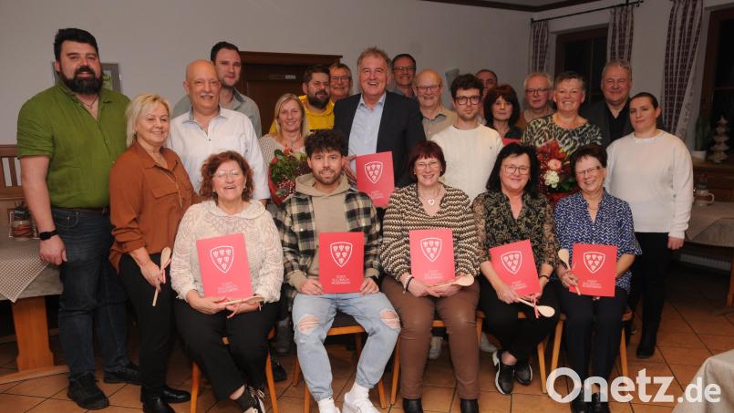 Im Gasthaus Schmidt in Aichazandt gab es die begehrten Urkunden für die Teilnahme an den Schlemmerwochen 2024. Bild: Joachim Gebhardt