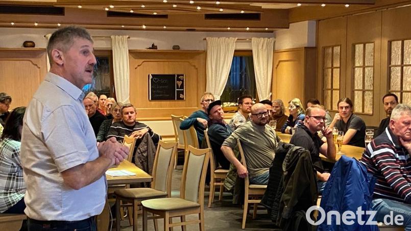 Bürgermeister Reiner Pickel stellte beim Sternwirt in Högen die aktuellen Zahlen der Gemeinde Weigendorf vor. Bild: glb
