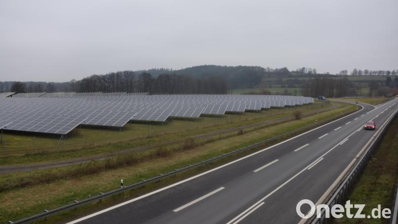 Links neben der Autobahn hinter den bereits verbauten PV-Modulen werden weitere im Solarpark Haidmühle errichtet. Bild: fz