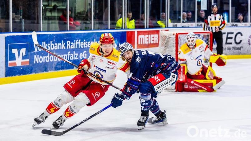 Luca Gläser (rechts) von den Blue Devils Weiden mit einem Tänzchen mit Sven Fischer (ESV Kaufbeuren). Bild: Tobias Neubert