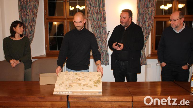 In Schwandorf und anderswo hat das Architekturbüro &quot;quadrat45°&quot; bereits modellhafte Sozialwohnblocks konzipiert. In der Stadtratssitzung (links Sabine Eichermüller, SPD, rechts Max Schwärzer, CSU) stellten die Architekten Kevin Bankel und Florian Brunner (Zweiter und Dritter von links) ihre Ideen für ein Wohnblock-Doppel auf dem Grundstück Am Rückenbühl 2 vor. Bild: bjp