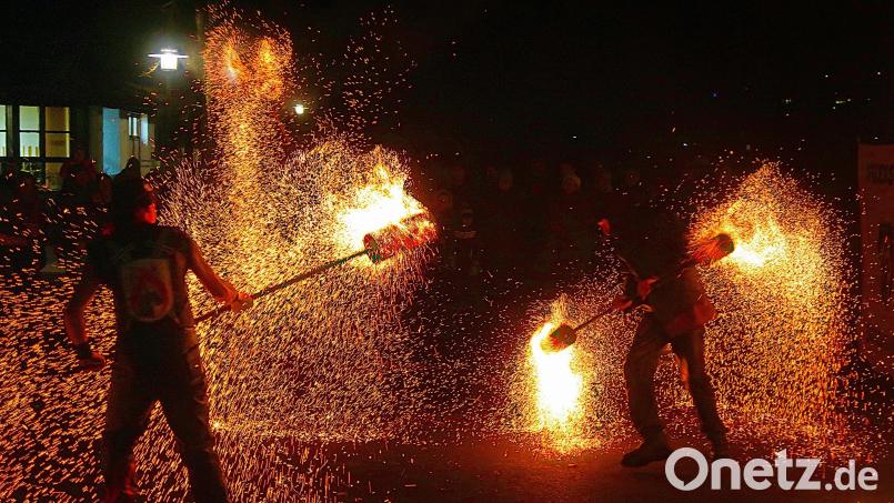 Nicht nur Glühwein und Getränke sorgten bei der dritten Friedenfelser Dorfweihnacht für heiße Momente. Die Friedenfelser Gruppe „Drachenherz“ verzauberte mit Flammen und Funkenregen. Bild: bsc