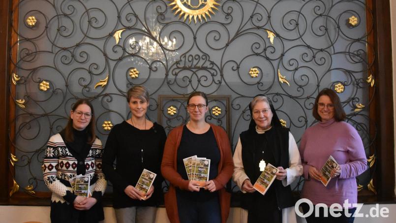Das Jahresprogramm 2025 der Stiftung Kultur- und Begegnungszentrum ist jetzt vorgestellt worden. Von links die Teamassistentinnen Astrid Blessenberger, Andrea Wührl, Johanna Härtl (Leiterin der Geschäftsstelle) sowie Äbtissin Laetitia Fech OCist. und stellvertretende Leiterin Brigitte Sommer. Bild: Stiftung KuBZ Abtei Waldsassen/exb