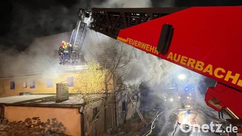 Die Feuerwehren bekämpfen den Brand in einem Einfamilienhaus in Altzirkendorf. Im Einsatz war auch die Drehleiter der Auerbacher Wehr. Bild: Feuerwehr Auerbach