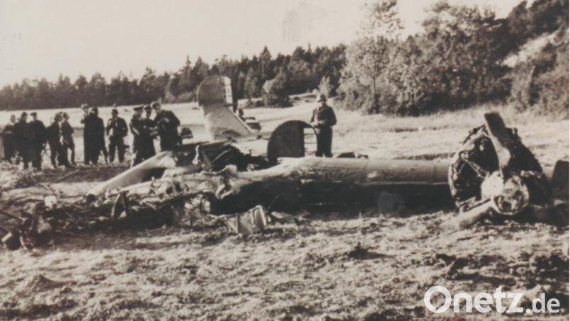 Flugzeugabsturz Mehlmeisel 1944: Das Flugzeug war nur noch ein Trümmerhaufen. Bild: Archiv Friedrich Mang/exb