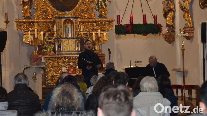 Vor den glitzernden Akanthusaltären der Waldauer Benefiziumskirche St. Johannes Nepomuk beschenkte Tenor Christoph Baierl mit seinem Pianisten Hans Joachim Grajer die Zuhörer mit vorweihnachtlichen musikalischen Akzenten. Bild: dob