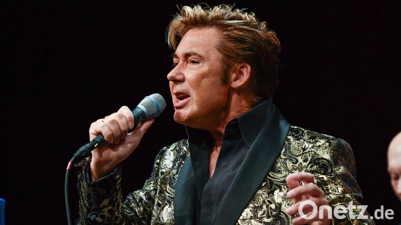 Bei der Weihnachtsshow „Rocking Christmas“ boten Dennis Jale (Bild) und The Morris Family im Musikomm in Amberg Einblicke in die amerikanische Weihnachtsseele. Bild: Petra Hartl