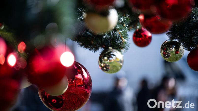In Amberg haben zwei Männer auf dem Weihnachtsmarkt Christbaumkugeln zerstört. Symbolbild: Hannes P. Albert/dpa