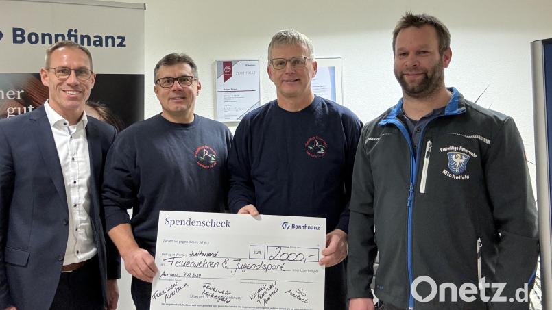 Holger Eckert (links) übergibt Spenden an die Feuerwehren Auerbach und Michelfeld. Bild: Holger Eckert