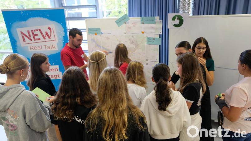 Beim Real Talk in der Aula der Volksschule im September waren die Themen-Stationen dicht umlagert. Archivbild: do