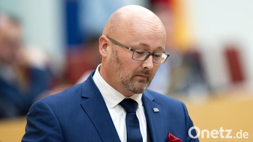 Matthias Vogler (AfD) zückte an der Ochsenkopf-Bahn seinen Abgeordnetenausweis. Bild: Sven Hoppe/dpa