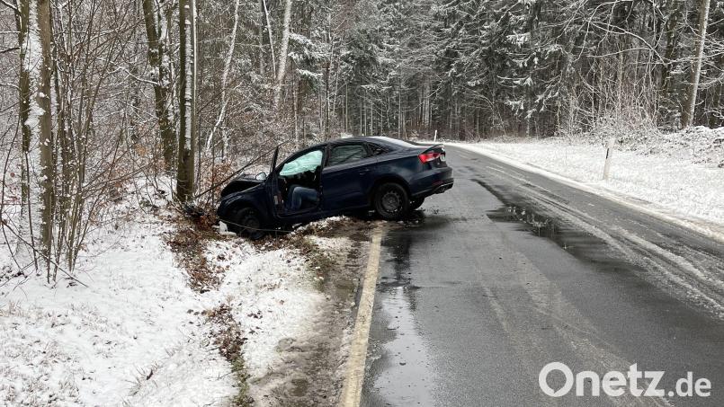 Bei winterlichen Straßenverhältnissen kam es zu einem Unfall zwischen Schwenderöd und Augsberg im Landkreis Amberg-Sulzbach. Bild: Polizei Sulzbach-Rosenberg