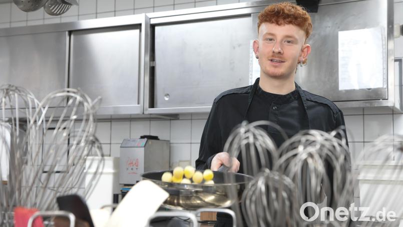 Er ist jetzt der Küchen-Kaiser: Julian Kaiser aus Poppenricht ist bayernweit der beste Koch-Azubi und im Drahthammer Schlößl in Amberg beschäftigt. Bild: Wolfgang Steinbacher