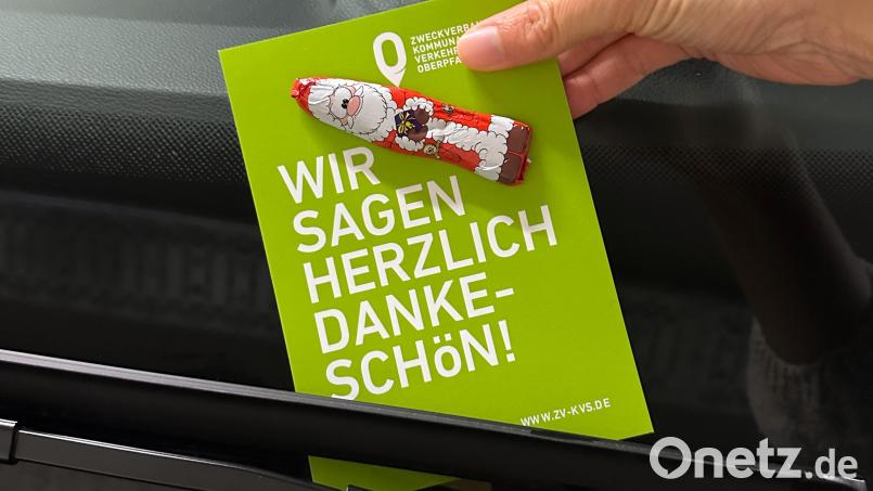 Vorbildliche Parker werden belohnt: Diese finden kurz vor Weihnachten eine Dankeskarte mit Schokoladen-Weihnachtsmann an ihrem Scheibenwischer. Bild: Julia Rösch/ ZV KVS Oberpfalz
