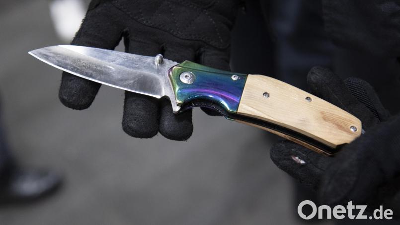 Ein 32-Jähriger hat mit einem Messer versucht eine Tankstelle in Nittendorf zu überfallen. Symbolbild: Paul Zinken/dpa