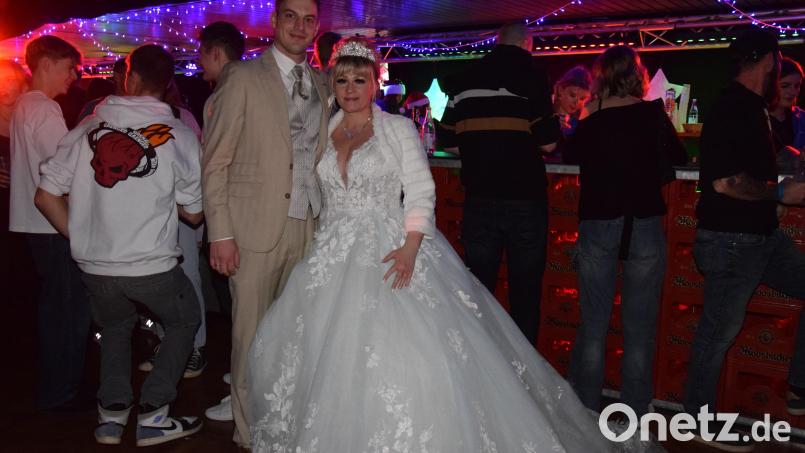 Das Brautpaar Simon und Lydia Reich statteten der Christmas-Party des VFV einen Besuch ab. Bild: fla