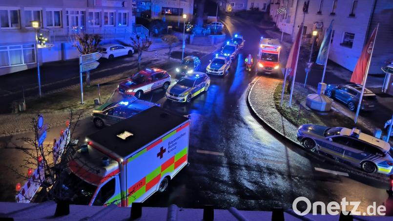 Mehrere Streifen der Polizei und das BRK mussten am Samstagabend in Ebnath zu einer Massenschlägerei ausrücken. Bild: Daniel Cavrag/exb