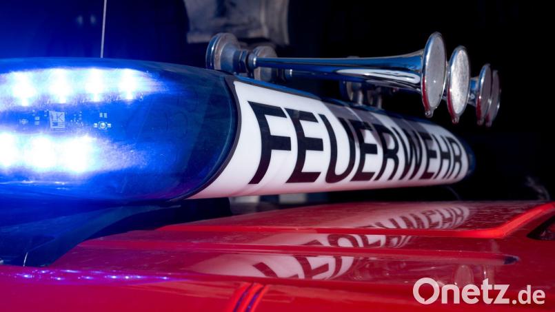 Eine vergessene Kerze löste in einem Keller bei Wackersdorf einen Brand aus. Symbolbild: Niklas Treppner /dpa