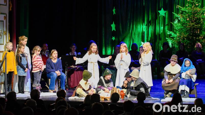 &quot;Af Weihnachtn zou”: Die Hirtenkinder der Freudenberger Bauernbühne begeisterten beim Krippenspiel im Zuge des 44. Amberger Adventssingen im Stadttheater Amberg Bild: Petra Hartl