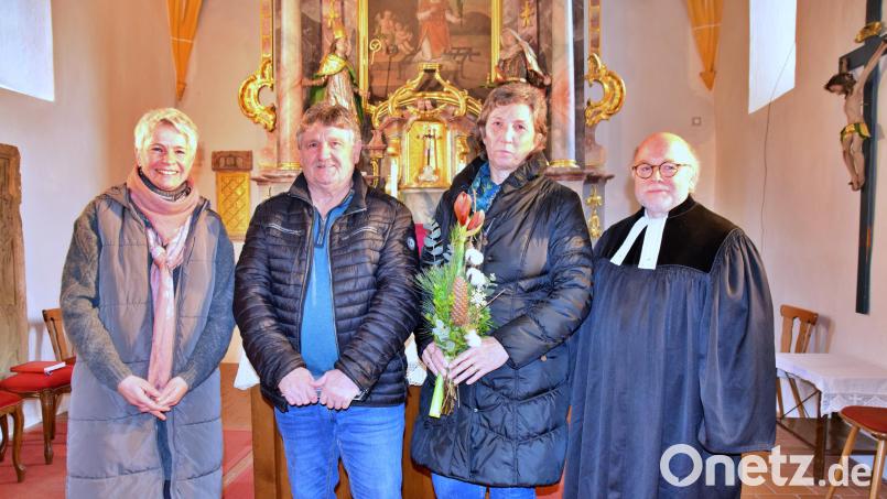Verabschiedung mit (von links) Vertrauensfrau Karin Hiltel, Rudi und Andrea Hagerer sowie Pfarrer Matthias Ahnert. Bild: hdk