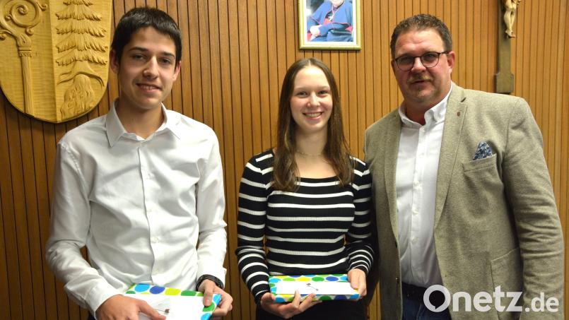 Lukas Schmidt und Lilly Schübel (links) wurden in der Jahresabschlusssitzung von der Gemeinde Pechbrunn von Bürgermeister Stephan Schübel für ihre herausragenden Schulabschlüsse geehrt. Bild: jr