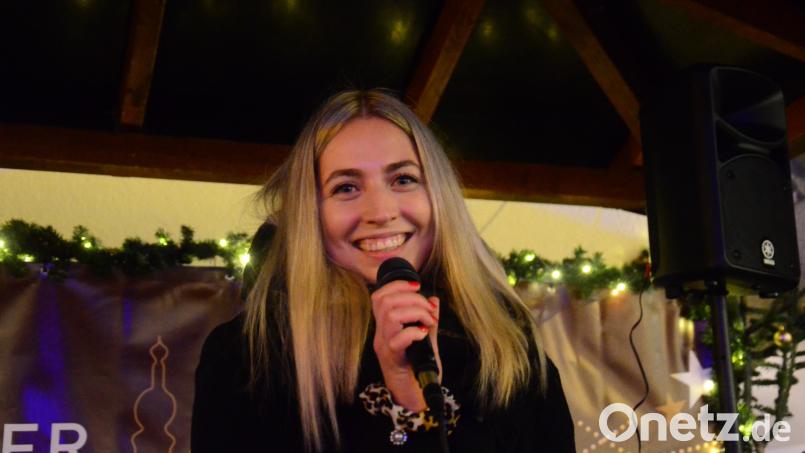 Anna Schön singt Weihnachtslieder auf dem Weidener Christkindlmarkt. Bild: Kunz