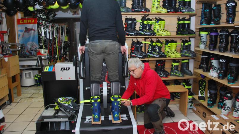 Christoph Raumberger (rechts) passt einem Kunden einen Skischuh an. Im Internet ist das so nicht möglich. Bild: gsp