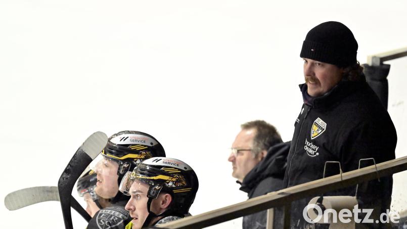 Deprimiert an der Bande: Bernhard Keil (rechts), der Trainer ERSC Amberg, hat mit seinem Team ein sportlich schlimmes Wochenende hinter sich. Bild: Hubert Ziegler