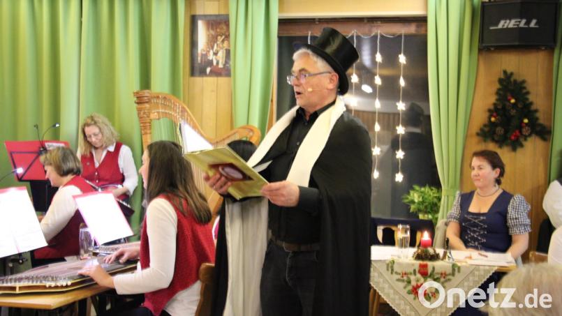Der bekannte Balladensänger &quot;Rudolfo von Försterau&quot; (Rudi Förster) sorgte mit seinen Unterbrechungen beim Lied &quot;Die Uhr von Löwe&quot; bei den Zuhörern für große Heiterkeit und beim begleitenden Orchester für Verzweiflung. Bild: prh